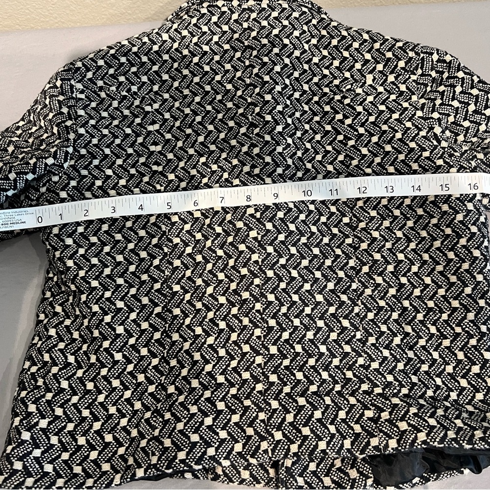 Chic Black and White Tweed Jacket - Picture 6 of 8